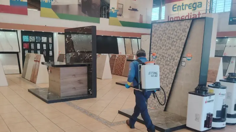 Hombre fumigando y caminando en tienda de decoración para hogar