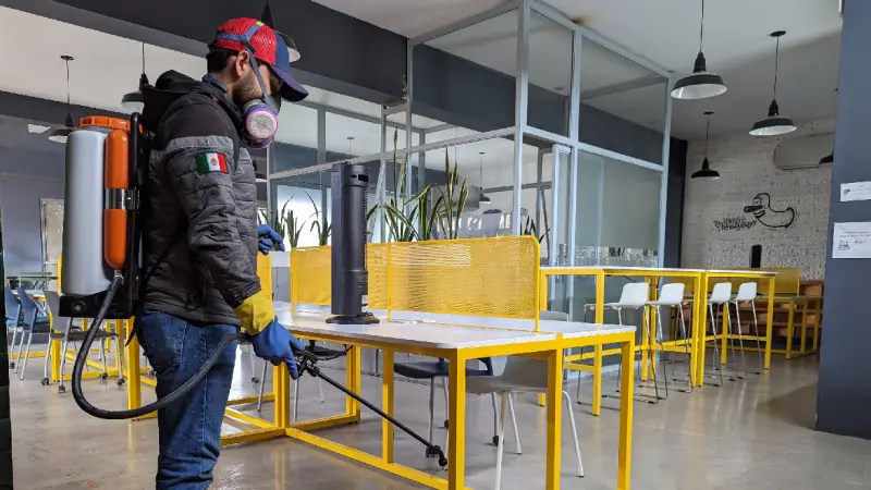 Profesional fumigando oficina en San Luis Potosí