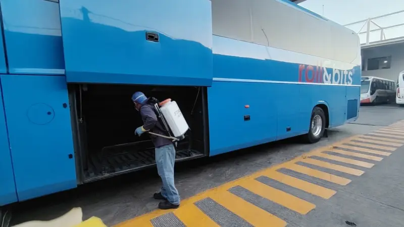 Fumigador fumigando el interior de un autobus en estación de autobuses de San Luis Potosí